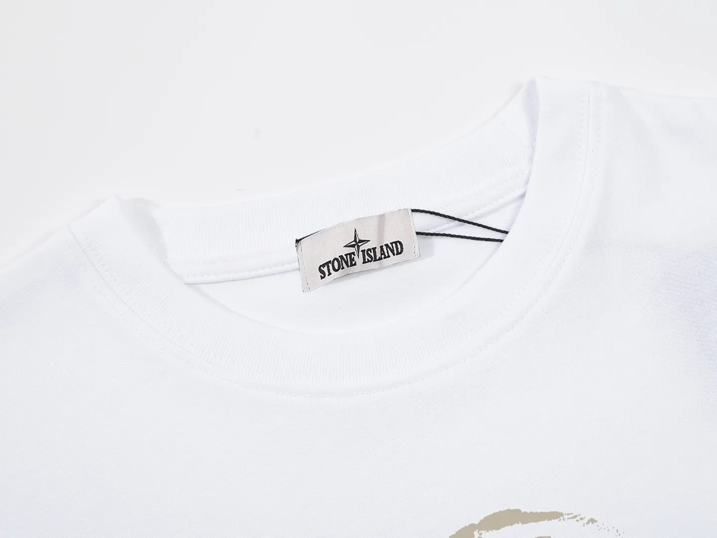 🅿️170 Stone Island Short Sleeve - Made of 280g double yarn pure cotton, the fabric color is custom-dyed and will not shrink or fade. Comfortable to the touch and super texture❤️Full set of accessories. A must-have for trendy men and trendy women, the classic off-shoulder slightly wide version is available exclusively from stock!           ⚠ Top version official website quality ❕ Color: White Black Size: S M L XL Crowd: Same style for men and women